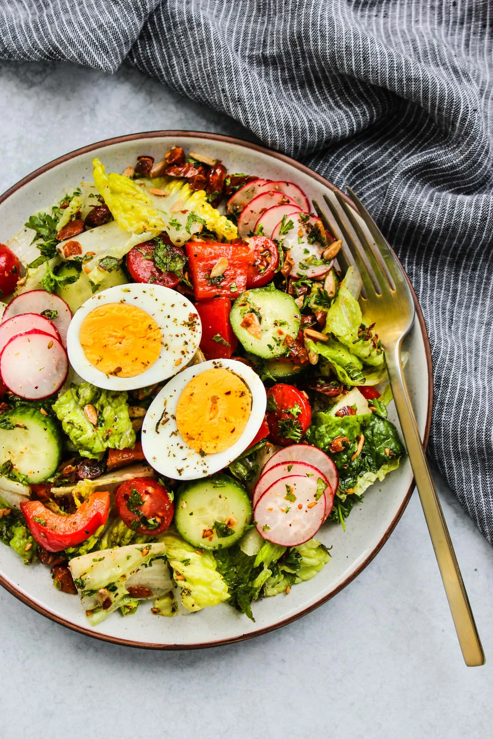 https://www.walderwellness.com/wp-content/uploads/2020/02/Crunchy-Romaine-Salad-With-Zaatar-Dressing-Walder-Wellness-6.jpg