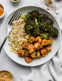 Overhead photo of bowl of honey garlic tofu with brown rice and broccoli.