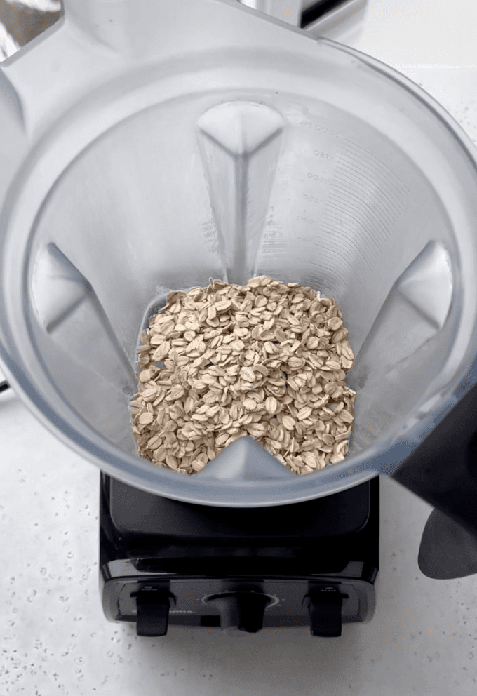 Whole rolled oats in a blender.